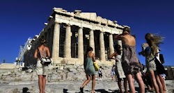 Νέα  ταξιδιωτική οδηγία εξέδωσε η βρετανική κυβέρνηση, με την οποία προειδοποιεί τους πολίτες της, που θα επισκεφθούν την Ελλάδα, σχολιάζοντ...