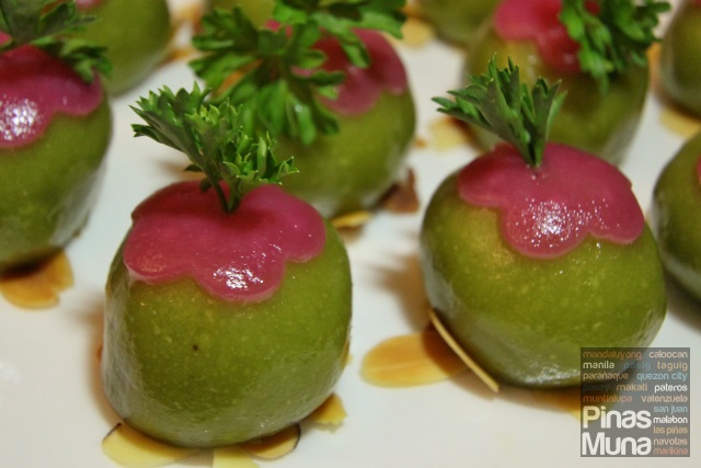 Red bean paste dumpling coated with green tea powder