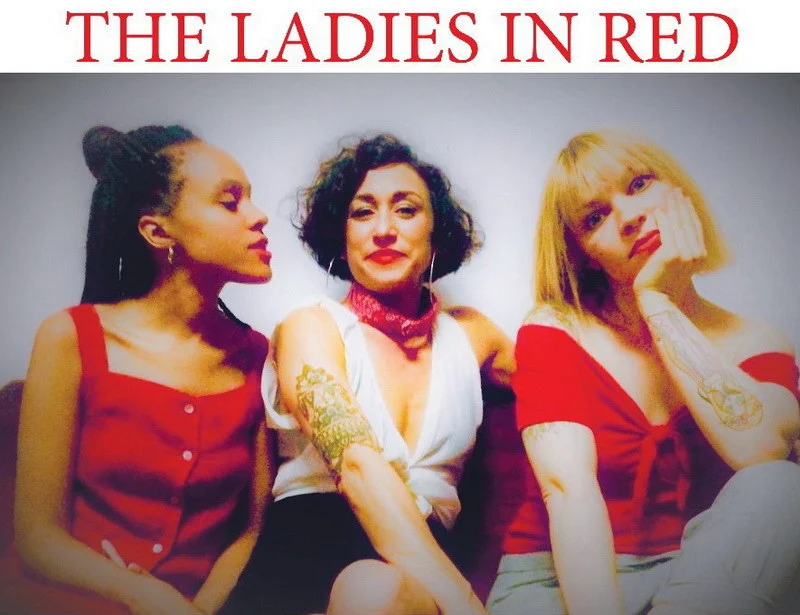 The Ladies in Red στην αυλή του καφεβιβλιοπωλείου ΚΑΦΚΑ