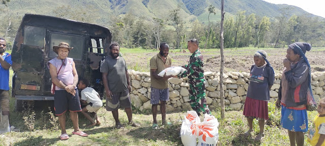 Kodim Jayawijaya Serahkan Bantuan Sembako kepada Kelompok Tani Hepukama