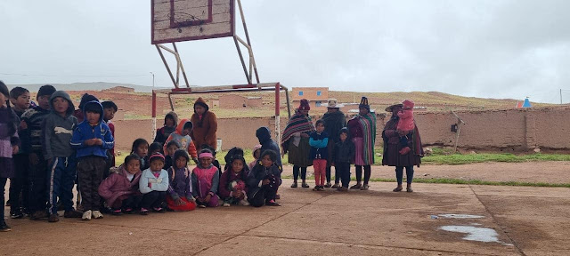 Mehr als 200 Schüler haben dank unserer lieben Spender Schulmaterialien in der Bildungseinheit von Tomaycuri - Potosí - Bolivien erhalten. Auch der Regen und die einsetzende Kälte konnten das nicht verhindern. Die Schüler und Lehrer der ganzen Schule haben sich mit Tanzvorführungen für die Schulmaterial Spenden bei mir und natürlich ganz besonders bei den Spendern bedankt.