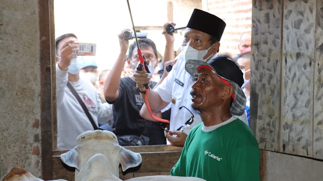 Cegah Penularan PMK, Kapolres Pasuruan Bersama Bupati Pasuruan Lakukan Pengecekan Hewan Ternak di Kecamatan Rembang