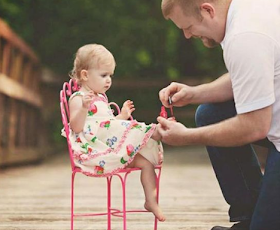 Setiap bapa mempunyai cara yang unik untuk berhubung dengan bayinya, dan perbezaan hubungan antara ibu bapa membuat bayi berkembang dengan baik.