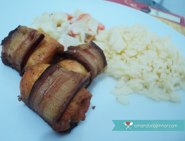 Enroladinho de frango com bacon no forno