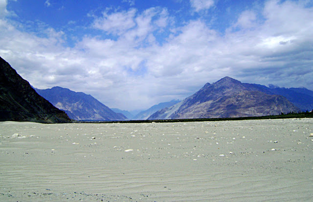 pretty scene of sands and the mountains