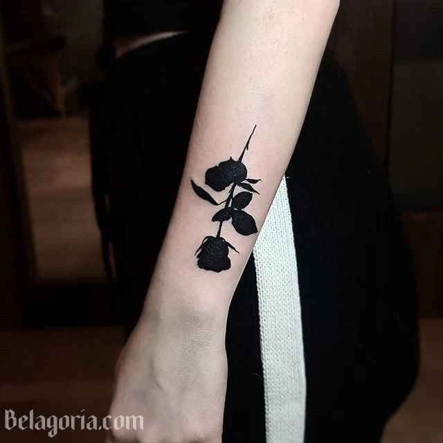 Vemos a una chica con tatuaje de la silueta de una rosa negra