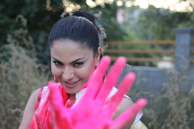 Veena Malik holi celebration 2013