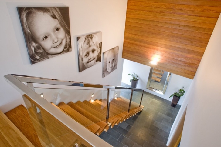 Wooden stairs in Modern house at Amalfi Drive by BGD Architects