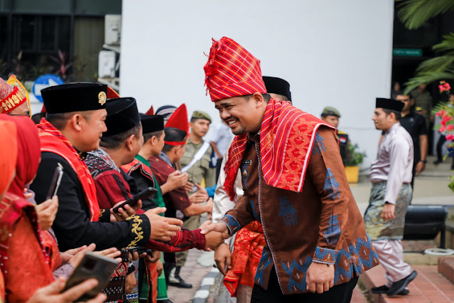 Nuansa Pakaian Adat Multietnis Peserta Upacara dan Penampilan Bakat Siswa Meriahkan Hari Pendidikan Nasional Kota Medan