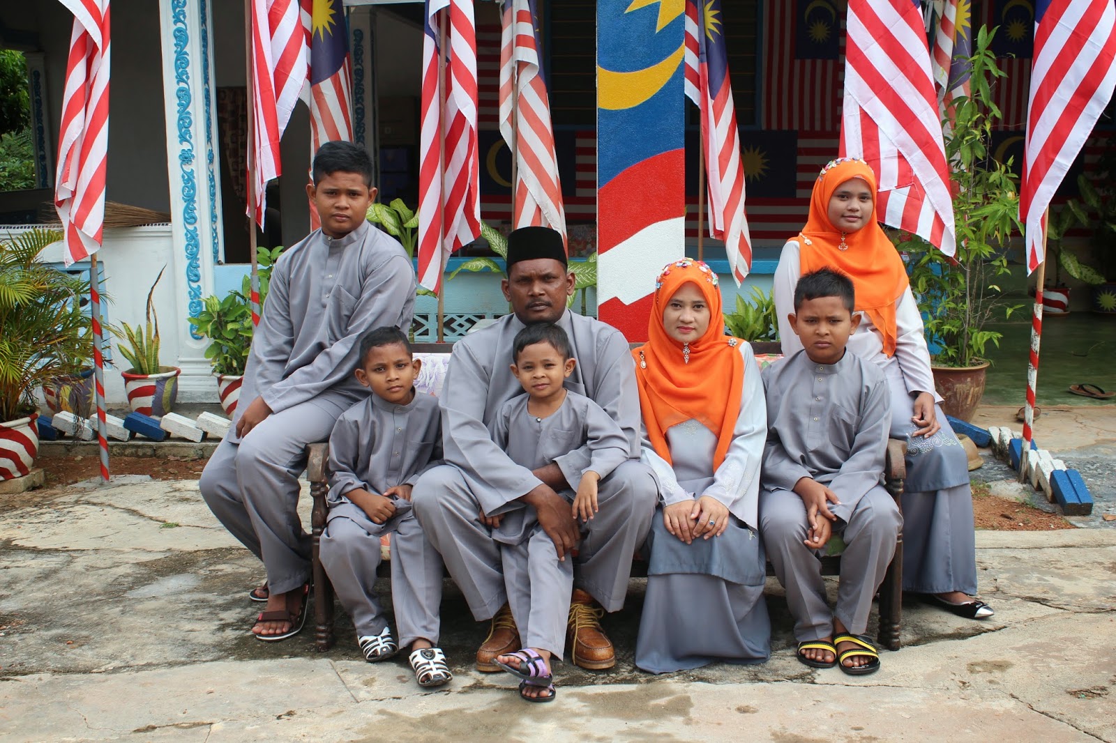 Adieyza Baju Kurung dan Baju Melayu Sedondon Suami Isteri 