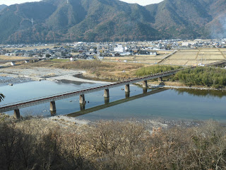 JR西日本の姫新線が揖保川を渡るための鉄橋の写真です。