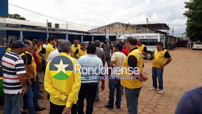 Motoristas de táxi compartilhado lotam garagem da Semtran em forma de protesto