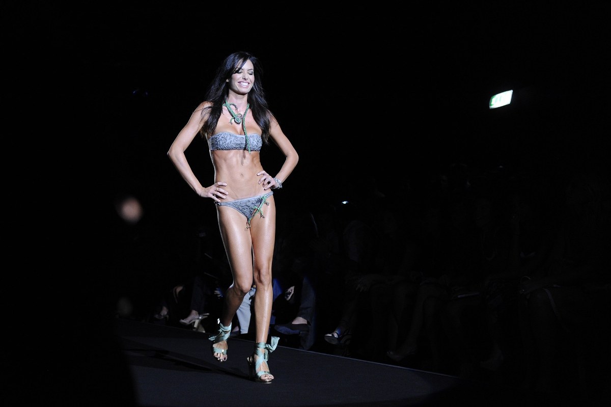 Elisabetta-Gregoraci-Modelling-Agogoa-Bikini-During-Milan-Fashion-Week-13.jpg