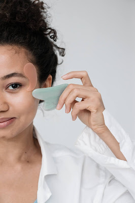 Mujer cuidando su piel. Rutina de belleza.