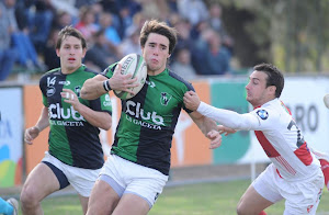 PELOTA EN MANO Y A CORRER. Lucas Cartier le gana en velocidad a un rival. Tucumán Rugby fue letal con sus tres cuartos.