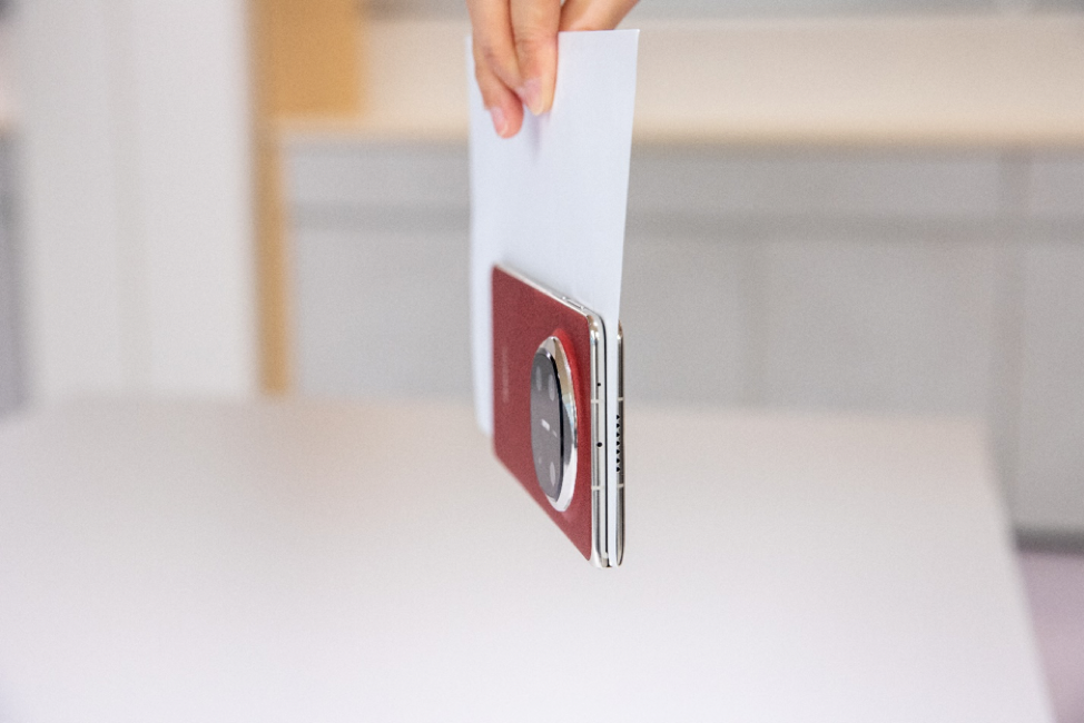 HUAWEI Mate X6's Unique, Industry-Leading Design Solves Challenges with Foldable Devices