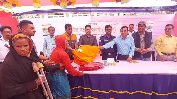 ইসলামপুরে হত দরিদ্র ও প্রতিবন্ধীদের মাঝে শীতবস্ত্র বিতরণ