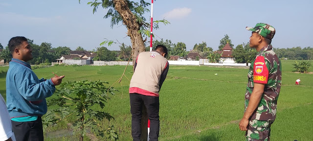 Babinsa Karangdukuh Dampingi Petugas PTSL BPN Ukur Tanah Warga