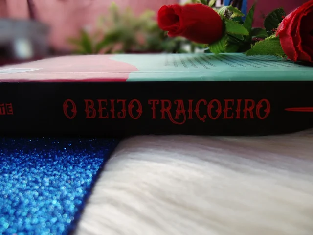 resenha o beijo traiçoeiro