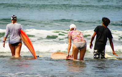 S'initier au surf à Bali, learn to surf in Bali, surfing in Medewi Beach