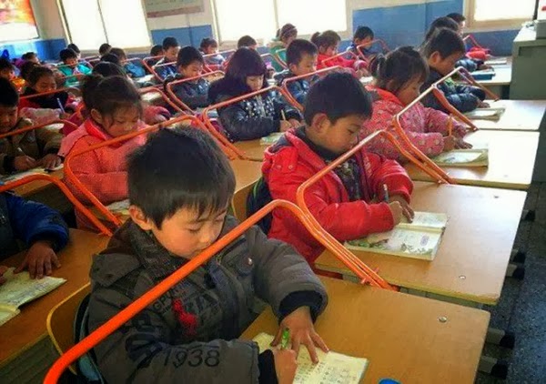 Descubra o porque as escolas chinesas estão usando essa barra de ferro nas mesas...