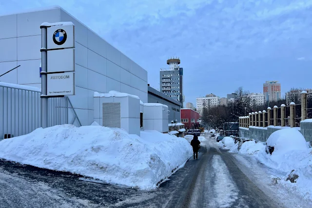 улица Доктора Гааза, дворы, автосалон «Автодом BMW»