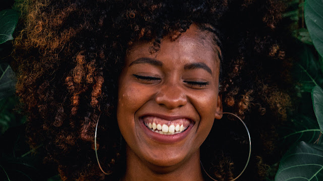 una chica de raza negra alegre