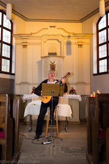 Pastor Volker Sturm mit Guitarre