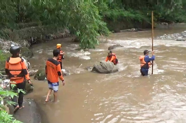 Diduga sosok mayat bayi terbawa arus sungai di wilayah Kelurahan Suryawangi