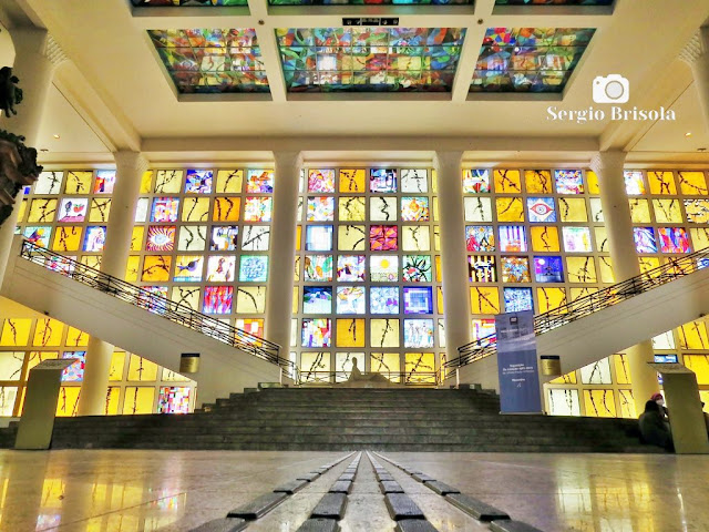 Vista ampla em perspectiva artística do famoso e belíssimo Hall central do MAB (Museu de Arte Brasileira) da FAAP