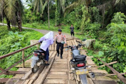 Efek Jembatan Rusak, Ini Yang Dilakukan Anggota Polsek Banda Alam Polres Aceh Timur
