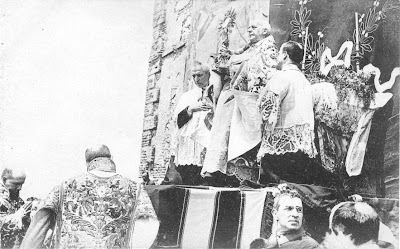 Resultado de imagen para El Obispo de Madrid-Alcalá celebrando la Santa Misa en el Altar del Monumento. En la piedra del Monumento está escrito "ESPAÑA AL SAGRADO CORAZON DE JESUS"