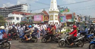 Ratusan Siswa di MAN 2 Wates Yogyakarta Membagikan Nasi Bungkus