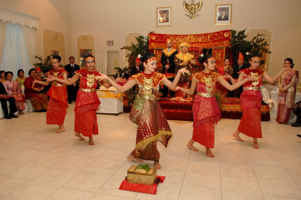 KESENIAN macam  macam  tarian  di  Indonesia 