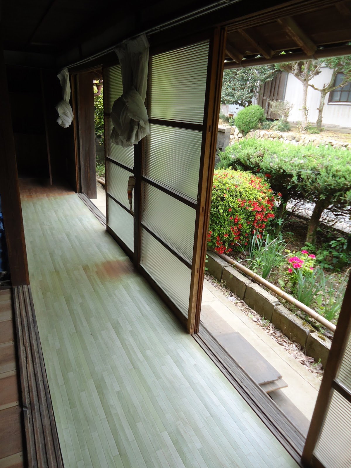 Old Farmer S House 縁側補修 つつじ 麦の花
