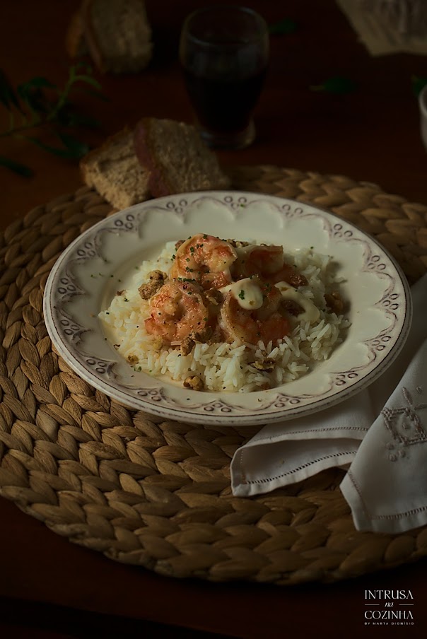 Prato de arroz e camarão em cima de uma mesa velha, com umas fatias de pão, foodphotography, darkmood photography, macramé