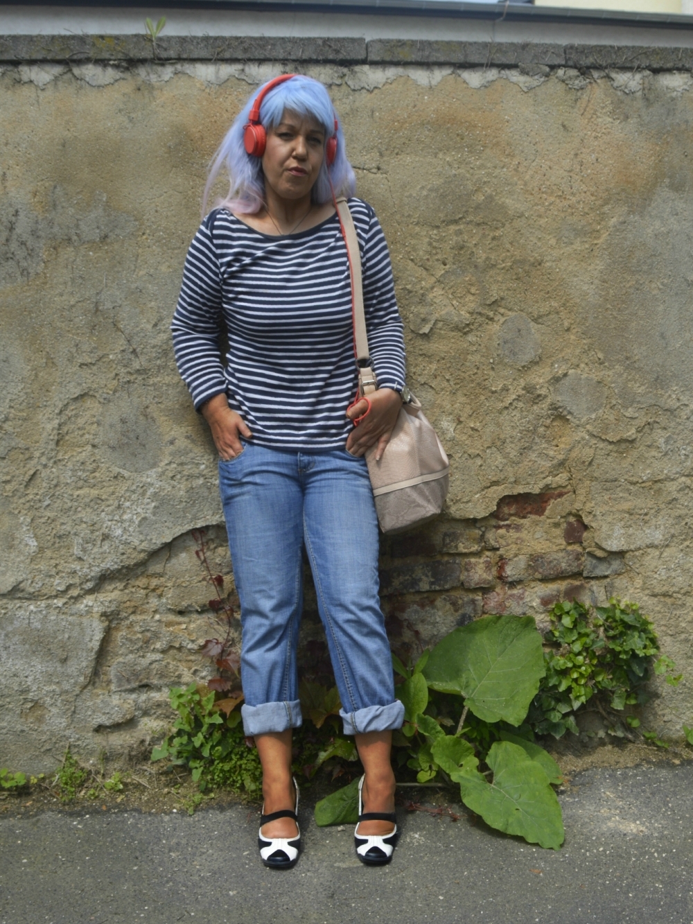 stripped shirt in navy blue - fashion blogger Annie K. ANNIES BEAUTY HOUSE outfit photo