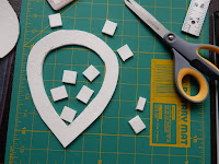 Cut fiber pieces for a decorative edge