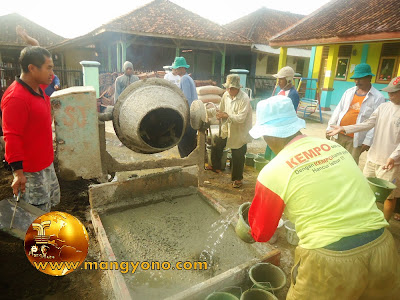 FOTO 3 : Bahan cor beton sudah siap, pencampuran menggunakan mesin molen. Pengecoran Mesjid Assyafa’ah, Pagaden Barat, Subang.