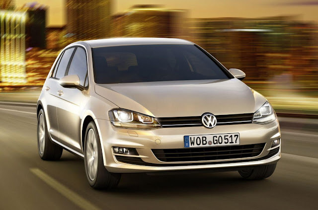 2013_Volkswagen_Golf_VII_Front