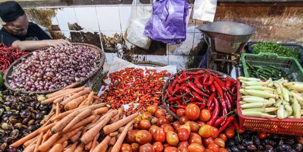 Harga bahan kebutuhan pokok di Jawa Timur kembali bergerak naik-turun memasuki pekan kedua Juli 2025. Komoditas cabai dan daging sapi tercatat mengalami kenaikan harga, sementara sejumlah komoditas lain relatif stabil dan sebagian turun tipis.