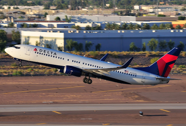 Delta Airlines Boeing 737-800 Sunset Takeoff