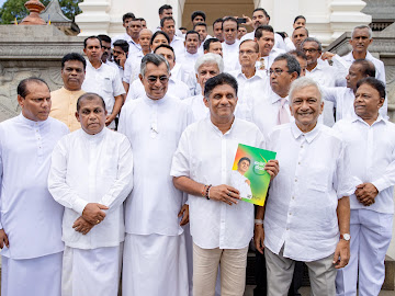 எதிர்க்கட்சித் தலைவர் சஜித் பிரேமதாசவின் தேர்தல் விஞ்ஞாபனம் மகாநாயக்க தேரர்களுக்கு வழங்கி வைக்கப்பட்டது.