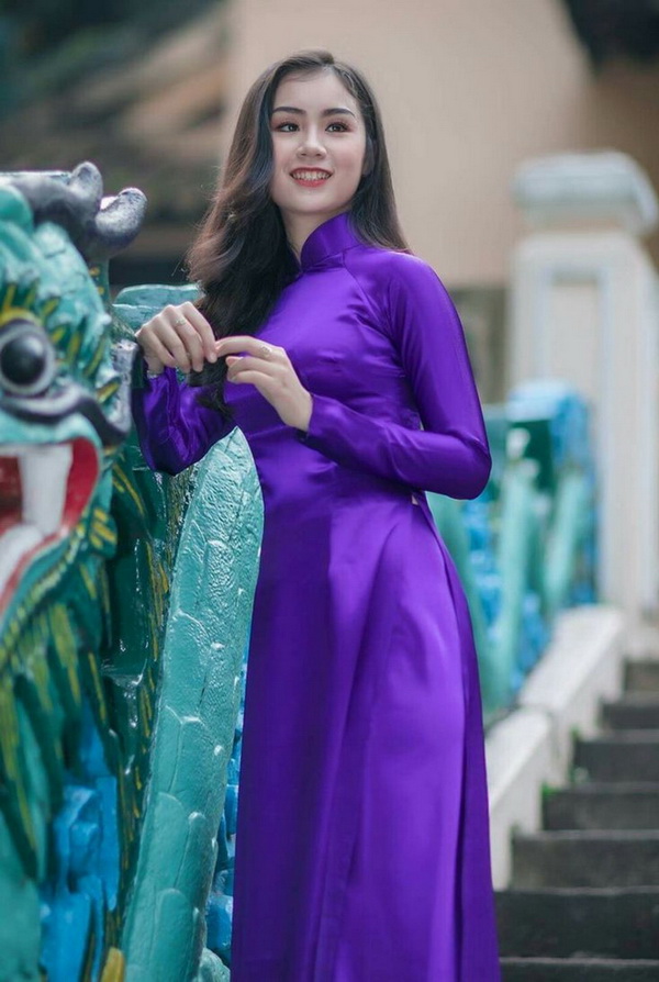 Thiếu nữ áo dài tím
