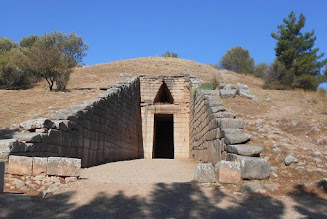 Η φωτογραφία, (πρώτη στη σειρά) που τραβήχτηκε σήμερα το πρωί στον Αρχαιολογικό χώρο των Μυκηνών και “ανέβηκε” στα social media του Υπουργείου Πολιτισμού και Αθλητισμού δείχνει τον θολωτό τάφο του Ατρέα, ή τάφο του Αγαμέμνονα.