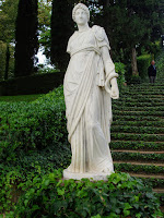 Escultura griega presidiendo los jardines de Santa  Clotilde en Lloret de Mar