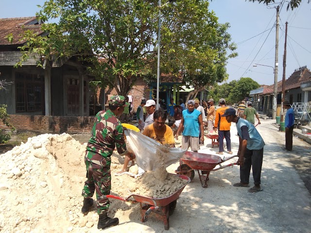 Babinsa Koramil 01/Demak Kota Bersama Warga Laksanakan Karya Bakti Timbun Akses Jalan Desa.