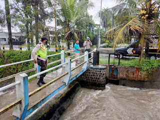 Antisipasi Terjadinya Banjir, Personel Polsek Sanankulon Cek Debit Air Sungai.