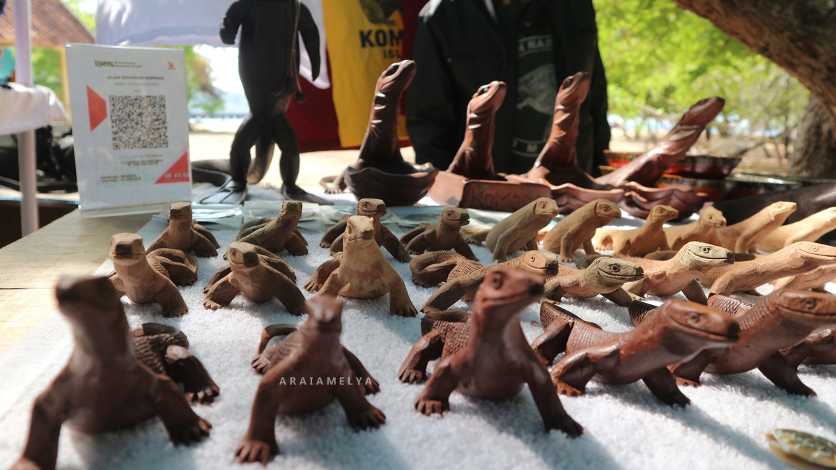 Pedagang souvenir di Pulau Komodo