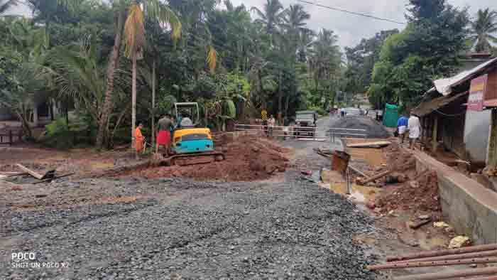 Work continues on war footing to complete construction of third bridge: Collector visits site, Thalassery, News, Road, District Collector, Vehicles, Kerala